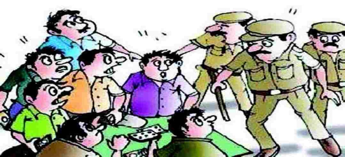शेतात सुरू होता जुगार..आणी अचानक पोलिसांची धाड | Sakal