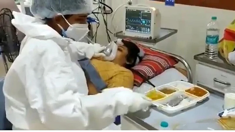 पीपीई किटमधील माय; जीव जोखमीत टाकून रुग्णांना भरवते अन्न