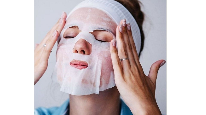 तुम्ही तुमच्या चेहऱ्यासाठी चुकीचे Sheet Mask तरी निवडत नाही ना?