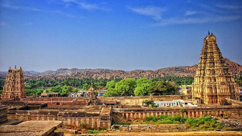 ऐतिहासिक ठिकाणांमध्ये 'हम्पी' चा समावेश होतो. आपल्या पुरातत्व वास्तुकलेचे उत्कृष्ट नमुने या ठिकाणी तुम्हाला पाहावयास मिळतील. तुम्हाला जर ऑफबीट प्लॅनिंग हवी असेल तर हे ठिकाण नक्की निवडा
