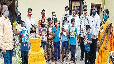 दाबका (ता.उमरगा, जि.उस्मानाबाद) : जिल्हा परिषद शाळेच्या शिक्षकांनी घरापर्यंत जाऊन विद्यार्थ्यांचे प्रवेश निश्चित करून त्यांचे स्वागत केले.