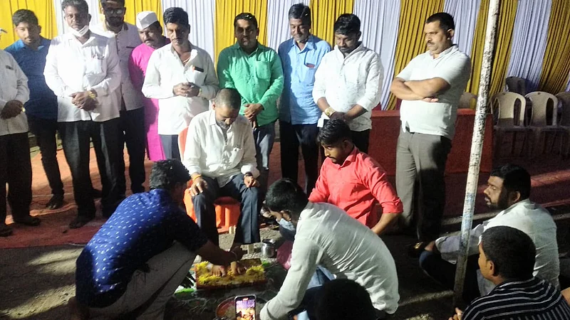नीलेश लंकेंची पाद्यपूजा
