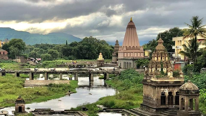 कृष्णा नदी तीरावर काशी विश्वेश्वर, धुंडी विनायक, सिद्धेश्वर, परशुराम, चक्रेश्वर, काळेश्वर व शहरात विष्णू-लक्ष्मी, अंबाबाई, व्यंकटेश, समर्थ रामदास स्वामी स्थापित रोकडोबा अशी अनेक मंदिरे आहेत. या मंदिरातून प्राचीन वास्तू व शिल्पकलेचा नमुना पाहावयास मिळतो.