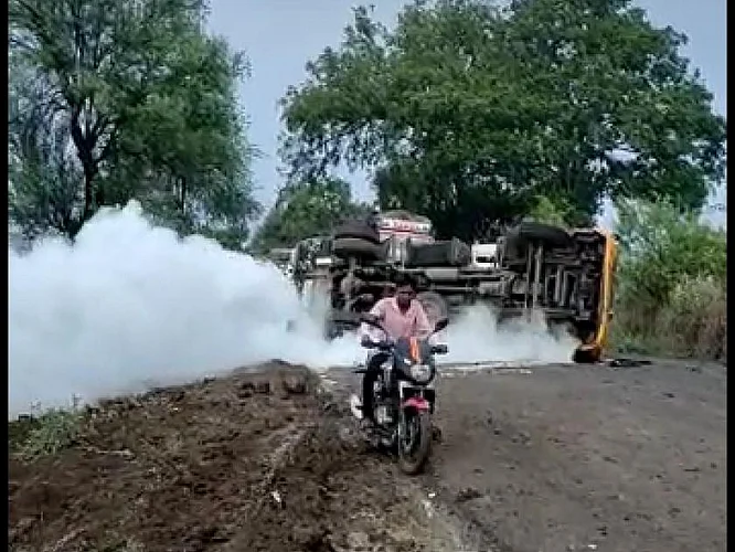 औंढा नागनाथ रस्त्यावर ट्रक अपघात