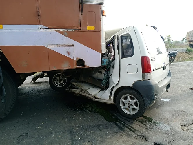 खड्डे वाचविण्याच्या प्रयत्नात गमावला जीव, कार - कंटेनर अपघात
