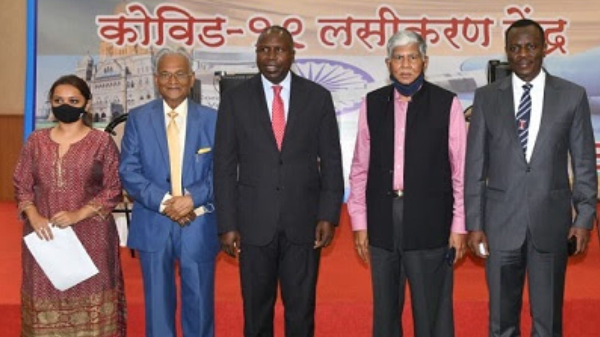 कोविडविरोधातील लढ्यासाठी बारा टन कॉफी व चहा महाराष्ट्राला देण्यासाठी आलेले केनियाचे नवी दिल्ली येथील उच्चायुक्त विली बेट (डावीकडून तिसरे) व अन्य मान्यवर