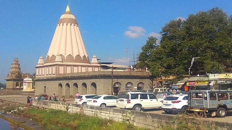 वाईतील श्री महागणपती मंदिरासमाेर प्रश्स्त पार्किंगची सुविधा असल्याने येथे भाविकांबराेबरच पाचगणी, महाबळेश्वरला येणारे पर्यटकही या गणपतीचे दर्शन घेतात.
