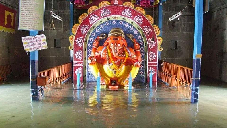 गेल्या काही वर्षांत अतिवृष्टीमुळे कृष्णा नदीस पूर आला हाेता. त्यावेळी महागणपती मंदिरा-या गाभा-यात पाणी गेले हाेते. अनेक वेळा गणरायाच्या चरणास पाणी लागल्याचे सांगण्यात येते.