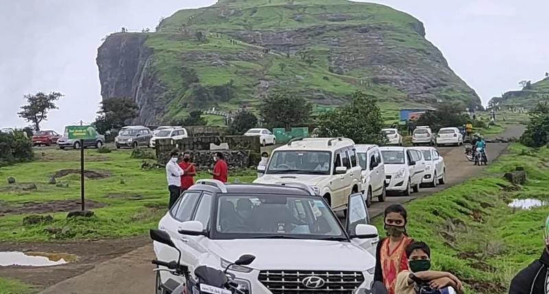 पर्यटन-कौटुंबिक सहली थांबवा! नाणेघाटात ४९ जणांवर कारवाई