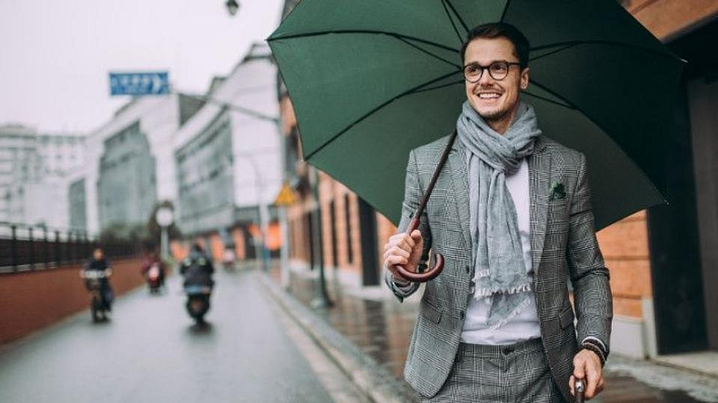 Monsoon Fashion For Men : फॅन्सी लूकसाठी फॉलो करा 7 टिप्स