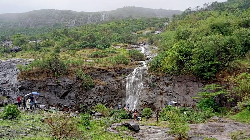 लोणावळ्यात पर्यटकांची तुडुंब गर्दी; कोरोनाचा पडला विसर