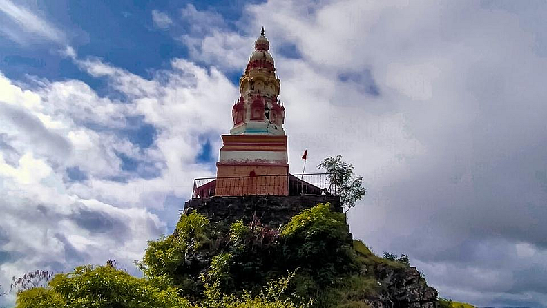 वाईच्या दक्षिणेस सह्याद्री पर्वत रांगांमधील डोंगरावर सोनजाई देवीचे मंदिर आहे.