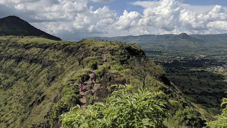 सोनजाई डोंगरावर नवरात्रात
देवीच्या दर्शनासाठी लोक येतात. देवदर्शनाबरोबर गिरिविहार आणि वनभोजनाचा आनंदही या ठिकाणी घेता येतो.