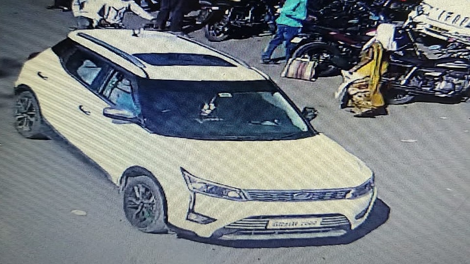 ज्या कारवर फायरींग झाले त्या कारची सीसीटीव्ही फुटेज