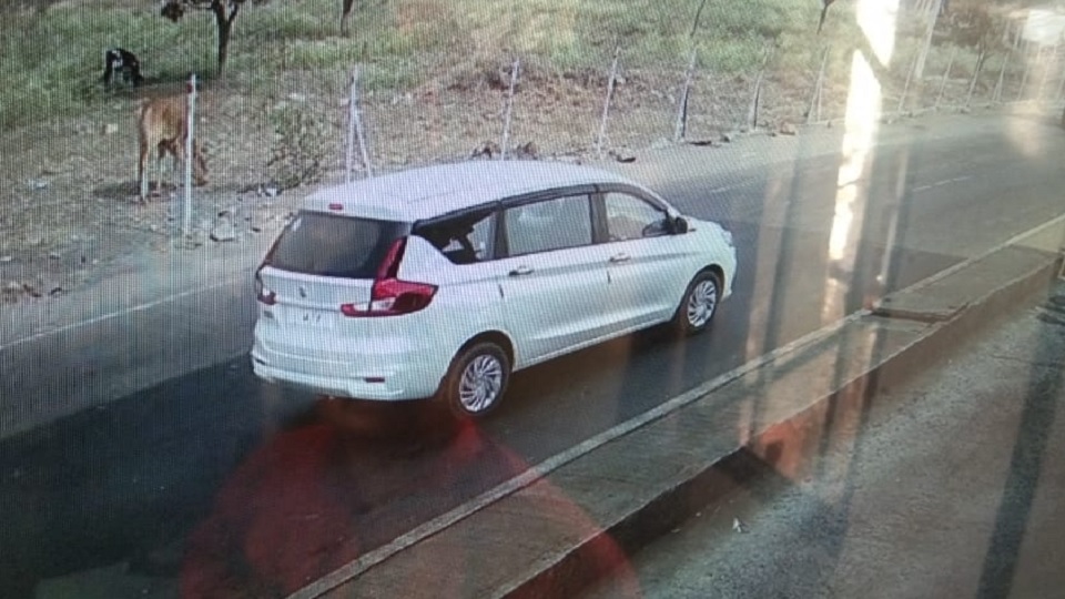 रस्त्यावरून जाताना कार