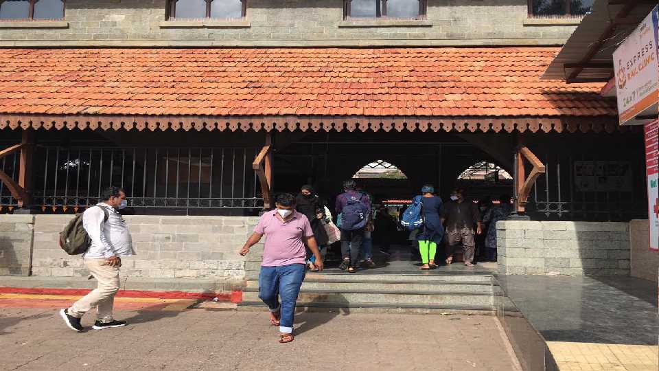 मध्य रेल्वे मार्गावरील भायखळा स्थानकावर जाताच इतिहासातील गोष्टी पुन्हा जिवंत झाल्याचा भास होतोय. भायखळा स्थानकाचा पुनर्विकास करून त्याला त्यांचे 1857 सालचे रुप देण्यात आले आहे. आता फक्त स्थानकात लहान-सहान बाबींवर शेवटचा हात फिरविण्याचे काम बाकी असून पुढील महिन्यात हे काम पूर्ण होणार आहे.
