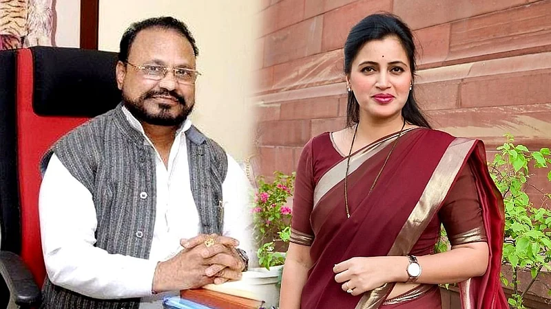 नवनीत राणा यांनी संसदेत जाऊच नये; आनंदराव अडसूळ यांची टीका