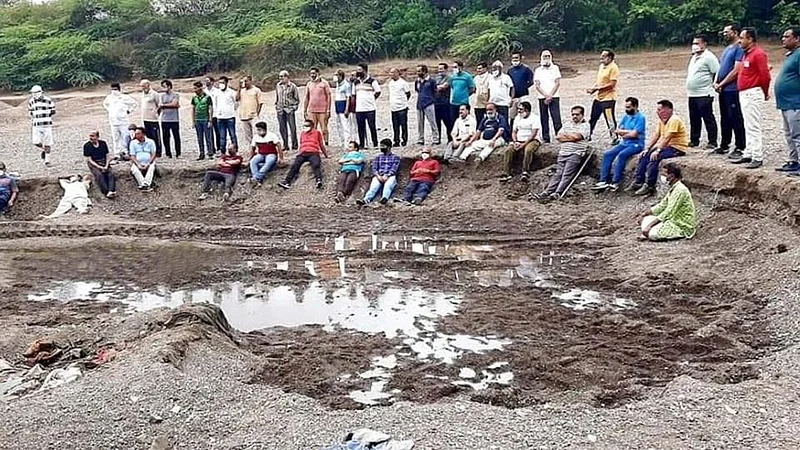 प्रवरा नदीपात्रात झोपून पर्यावरणप्रेमींचे वाळू उपशाविरोधात आंदोलन