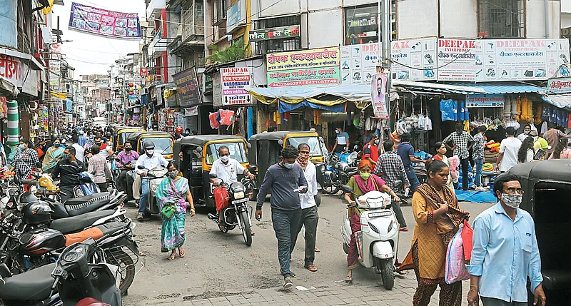 संचारावर निर्बंध, रस्त्यावर गर्दी तुडुंब; कोल्हापुरातील बंदचे चित्र