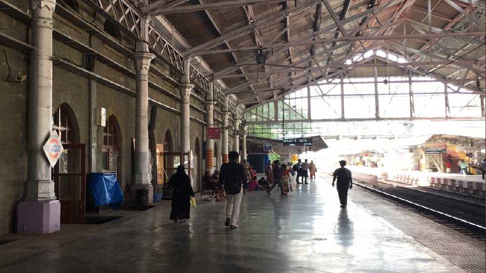 देशातील सर्वाधिक जुन्या स्थानकांपैकी एक असलेल्या भायखळा स्थानकाचे रुप पालटण्याचे काम मुंबई हेरिटेज कमिटी, आय लव्ह यू मुंबई, आभा लांबा असोसिएशन यांच्यावतीने करण्यात आले आहे. स्थानकाचे काम दोन टप्प्यात करण्यात आले. पहिल्या टप्प्यात नक्षी, दरवाजे, खिडक्या, छत, भिंती यांचा कायापालट करण्याची कामे केली. तर, दुसऱ्या टप्प्यात छत, छप्पर, स्थानकातील फलाट क्रमांक एकची दुरूस्ती, स्थानक प्रबंधक, आरपीएफ यांच्या कार्यालयाचे काम पूर्ण करण्यात आले. 1857 सालापासून उभ्या असलेल्या भिंतींना पॉलीश करून चमकविले आहे. भायखळा स्थानकाच्या पश्चिमेकडे 26 कमानी आहेत. या कमानींवर फुलांवर नक्षीकाम केलेले आहे. हे नक्षीकाम चकाचक केल्या आहेत. स्थानकातील बाहेरील भागातील भिंती स्वच्छ केली असून छतावर नवीन ब्रिटिनकालीन कौले लावण्यात आली आहेत.