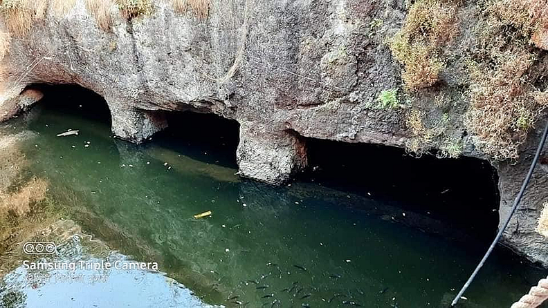 सोनजाईचे दगडी मंदिर असून, आतमध्ये पिण्याच्या पाण्याचे कुंड आहे. मंदिरालगतच्या कुंडात वर्षभर पाणी असते.