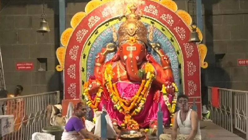 गाभाऱ्यात एकाच दगडातून घडविलेली सहा फूट उंच, सात फूट लांब, पाच फूट रुंद अशी भव्य व बैठी गणपतीची मूर्ती आहे. मूर्तीच्या भव्यतेमुळे हे मंदिर महागणपती (ढोल्या) या नावाने प्रसिद्ध आहे. या ठिकाणी भाविकांची मोठी गर्दी असते.