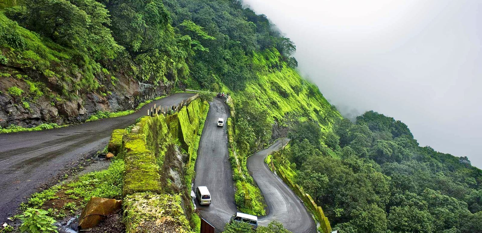 माळशेज घाट :
ट्रेंकिंग डेस्टिनेशन नावाने ओळख असलेली माळशेज घाट हा खूप प्रसिद्ध आहे. तुम्ही तुमच्या कुटुंबासोबत इथे जाऊ शकता. माळशेज घाट हा परफेक्ट डेस्टिनेशन म्हणून ओळखला जातो.