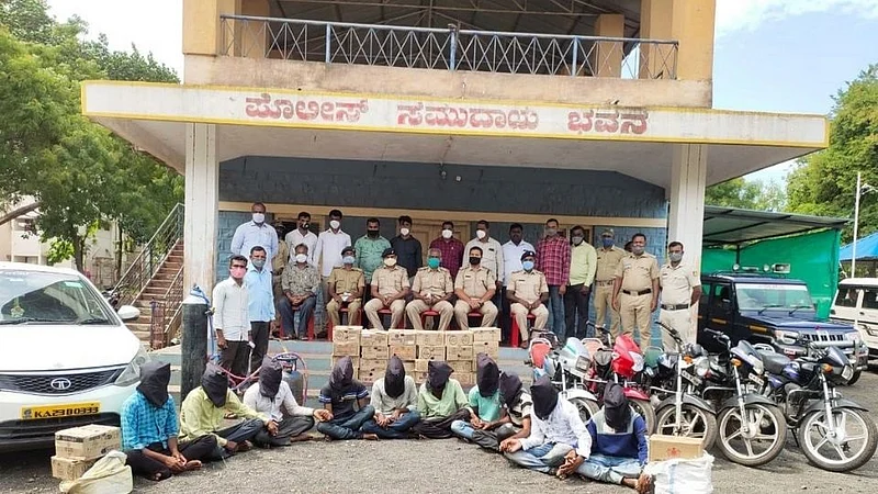 अथणीत पोलिसांची धडक कारवाई; दहा अट्टल दरोडेखोरांना केलं जेरबंद