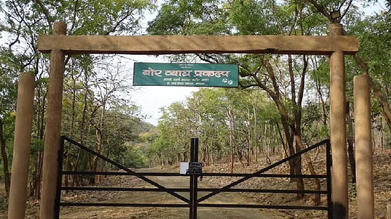 बोर व्याघ्र प्रकल्प : बोर व्याघ्र प्रकल्प वर्धा जिल्हा मुख्यालयापासून 40 किमी आणि नागपूरपासून 65 किमी अंतरावर आहे. जंगली प्राणी जसे वाघ, कोल्हे, कुत्रे, अस्वल दिसतात. मोर मुबलक प्रमाणात आहेत. 32.5 किमीच्या अंतरावर वर्धा जरी सर्वात जवळचा रेल्वेमार्ग आहे, परंतु बुटी बोरी रेल्वे स्टेशन (50.2 किमी) दुसरा पर्याय बोर अभयारण्य गाठण्यासाठी पर्यटकांसाठी सोयीस्कर ठरतो.
