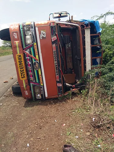 मुखेडजवळ अपघात