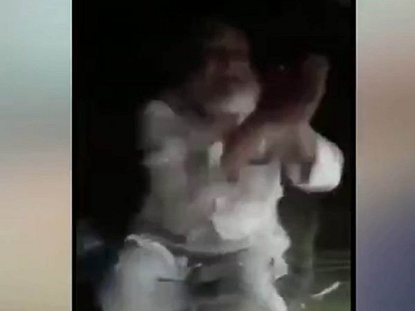 'जय श्रीराम' म्हणण्यासाठी वयस्कर व्यक्तीला मारहाण, दाढीही कापली; व्हिडीओ व्हायरल