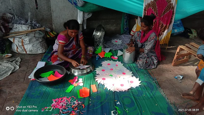 रस्त्यावर ध्वज बनवणाऱ्यांचे आयुष्यचं झालंय 'लॉकडाऊन'