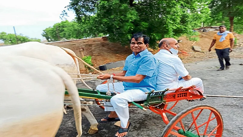 बैलगाडी चालवताना केंद्रीय राज्यमंत्री रावसाहेब दानवे आणि त्यांच्या पाठीमागे बसले आहेत केंद्रीय राज्यमंत्री भागवत कराड.