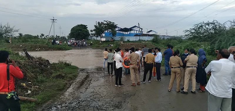 नदी ओलांडण्याचे धाडस बेतले जिवावर; दोन शेतकरी गेले वाहून