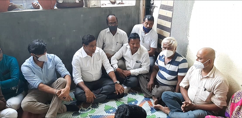 ''हे सरकार झोपले आहे का?'' अमित ठाकरेंनी घेतली स्वप्निलच्या कुटुंबियांची भेट