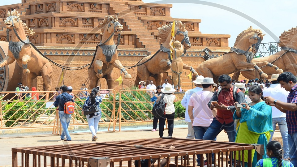 बाहुबलीचे चित्रपटातील काही क्षण अनुभवा