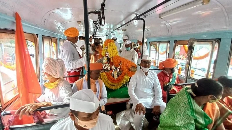 ‘ज्ञानेश्वर माऊलीच्या गजरात सजवलेल्या वाहनातून निघाली वारी