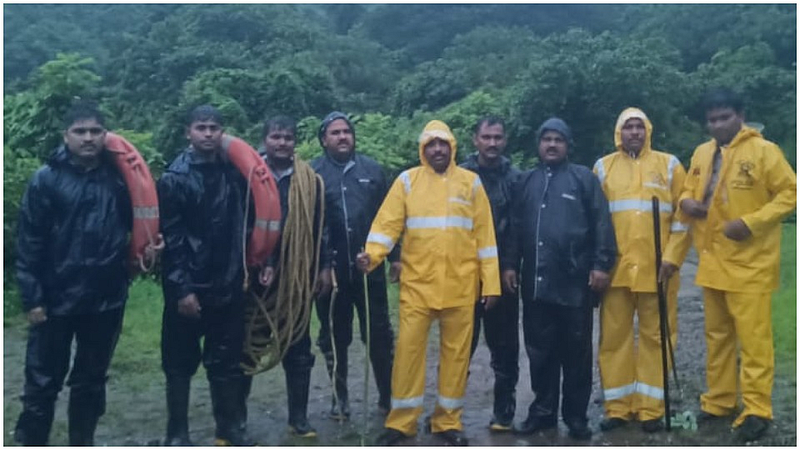 नवी मुंबई : धबधब्याजवळ अडकलेल्या पर्यटकांची सुखरुप सुटका करणारी अग्निशमन दलाची टीम.