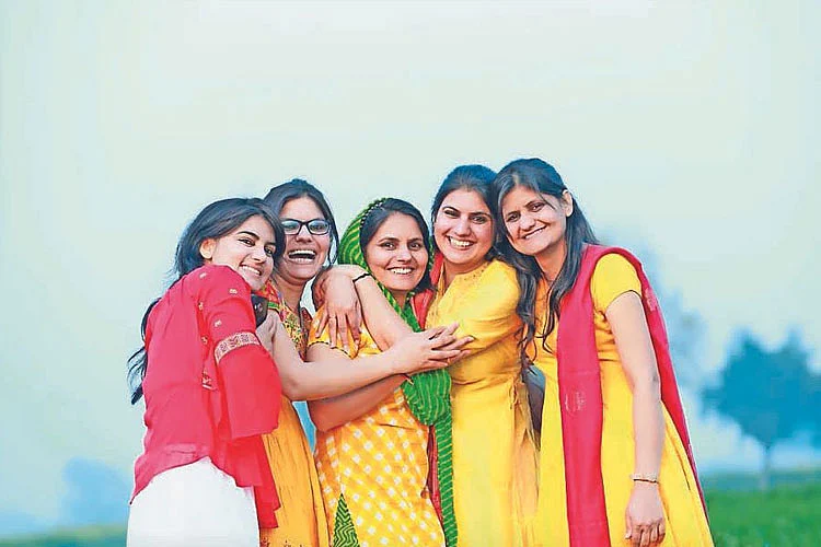 शेतकऱ्यांच्या मुलींची कमाल! तीन बहिणी एकाचवेळी झाल्या अधिकारी