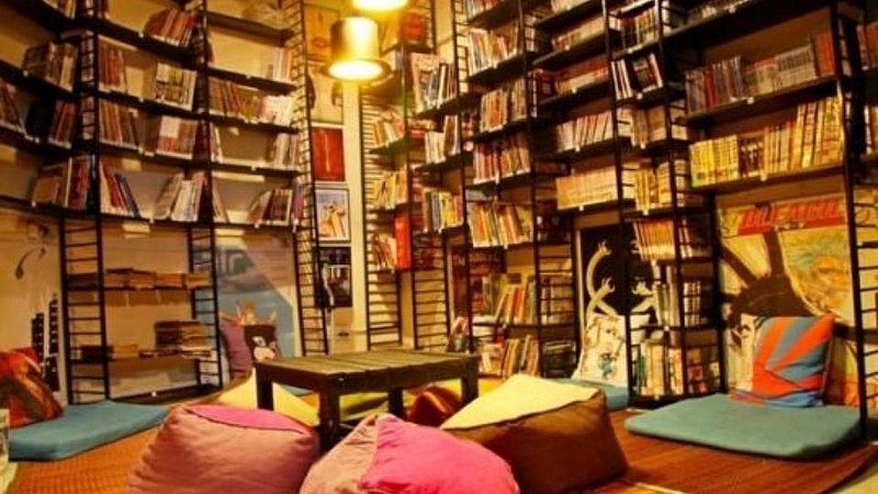 वाचनाची आवड आहे? मग मुंबईतील 'या' बूक कॅफेला नक्की भेट द्या