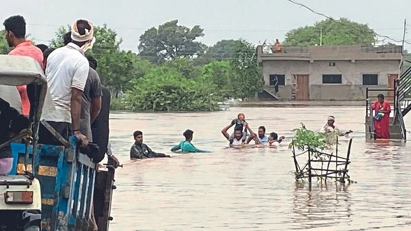 अकोला जिल्ह्यात हाहाकार; ढगफुटी सदृश्य पाऊस, संपर्क तुटला