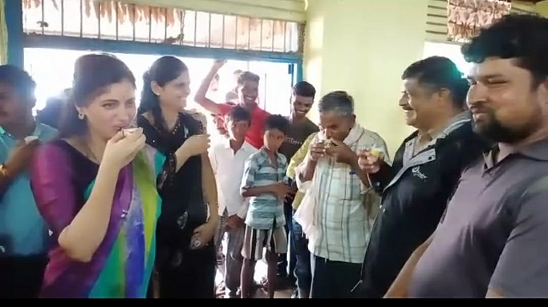 पाहणीसाठी निघालेल्या खासदार राणांनी घेतला चहा पिण्याचा आनंद