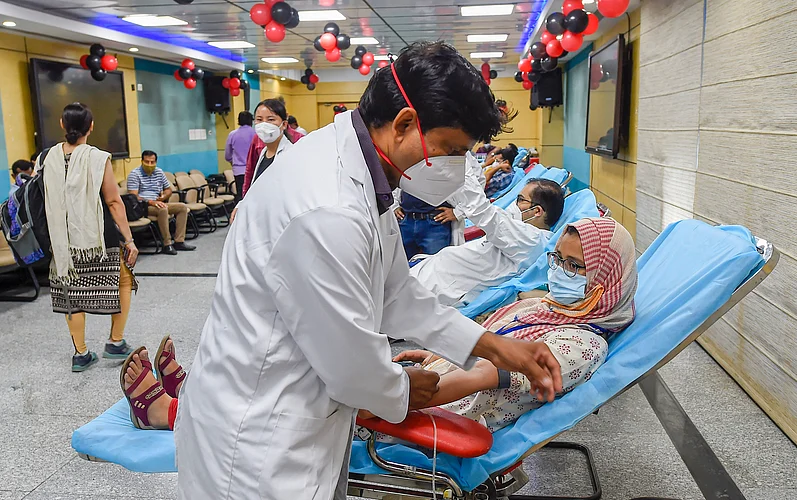 Corona Update: 24 तासांत 41,506 नवे रुग्ण; 895 जणांचा मृत्यू
