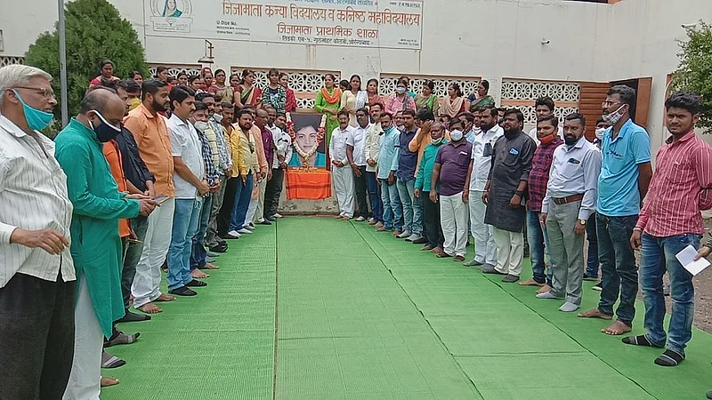 औरंगाबाद : कोपर्डी घटनेला ता.१३ जुलै रोजी पाच वर्ष पूर्ण झाली. पाच वर्ष झाली तरी आमच्या बहिणीला न्याय मिळाला नाही. यातील आरोपींना फाशी देत आमच्या भगिनीला न्याय द्या, अशी मागणी मंगळवारी (ता.१३) मराठा क्रांती मोर्चातर्फे आयोजित श्रद्धांजली सभेत एकमुखाने करण्यात आली.