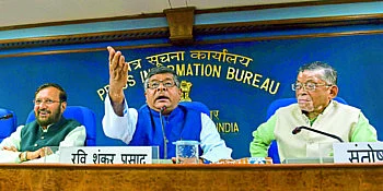 नवी दिल्ली : केंद्रिय मंत्रिमंडळातून वगळलेले तीन ज्येष्ठ मंत्री : प्रकाश जावडेकर, रविशंकर प्रसाद व संतोष गंगवार.