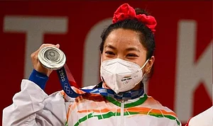 'चंदेरी' कामगिरीनंतर मीराबाई चानू झाली भावूक; देशवासियांचे मानले आभार 'चंदेरी' कामगिरीनंतर मीराबाई चानू झाली भावूक; देशवासियांचे मानले आभार