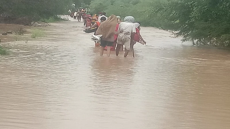 औराद शहाजनी (जि.लातूर) : महामार्गालगत गटारीची व्यवस्था न झाल्यामुळे रस्त्यावरून वाहून जाणारे पाणी.