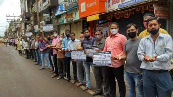 सांगलीत बंद विरोधात व्यापारी संघटनांचे भीक मांगो आंदोलन