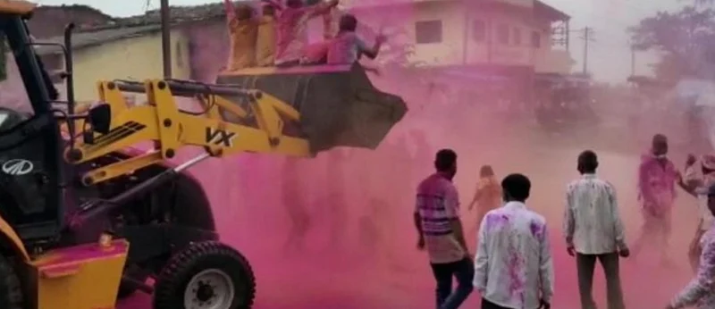 कागलमध्ये जेसीबीमधून गुलालाची उधळण करणं पडलं महागात