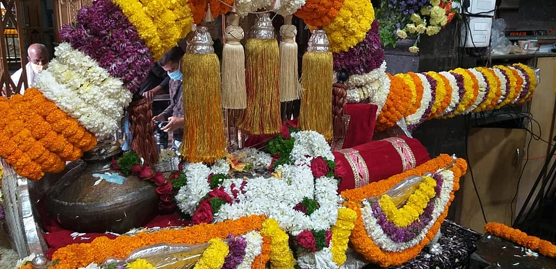 संत तुकाराम महाराजांच्या पादुका देऊळवाड्यातून पंढरपूरकडे मार्गस्थ